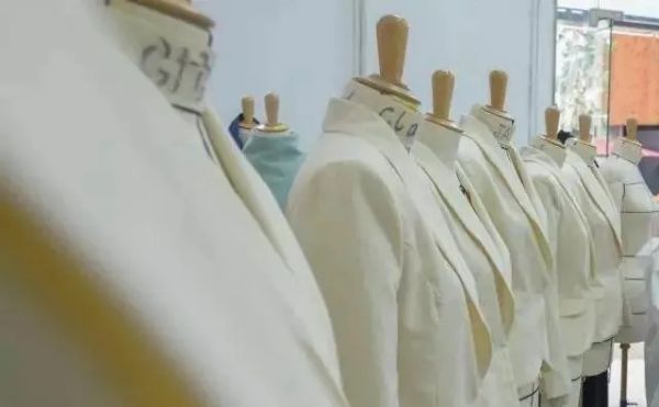 服装设计师需要什么学历（学设计师需要打好什么基础）